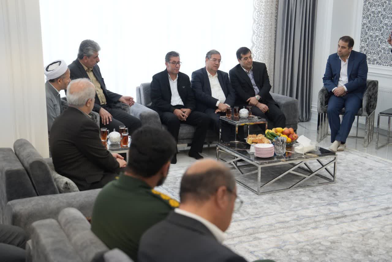 دیدار وزیر ورزش و جوانان و استاندار آذربایجانغربی با خانواده شهید حیدری + تصاویر