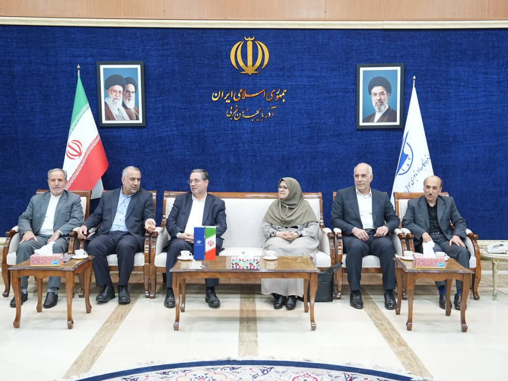 استقبال استاندار آذربایجانغربی از معاون رئیسجمهور و رئیس سازمان زندانهای کشور در فرودگاه ارومیه