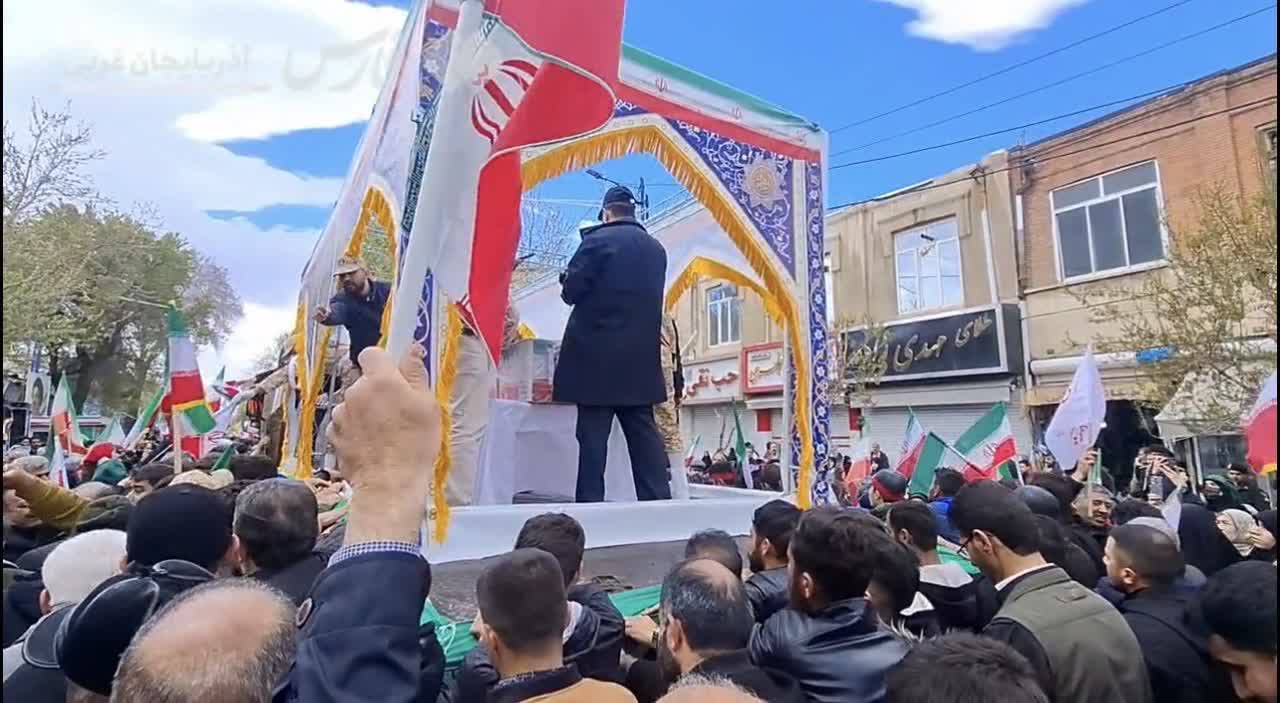 برگزاری آیین تشییع پیکر پاک و مطهر دو شهید با حضور گسترده مردم در ارومیه