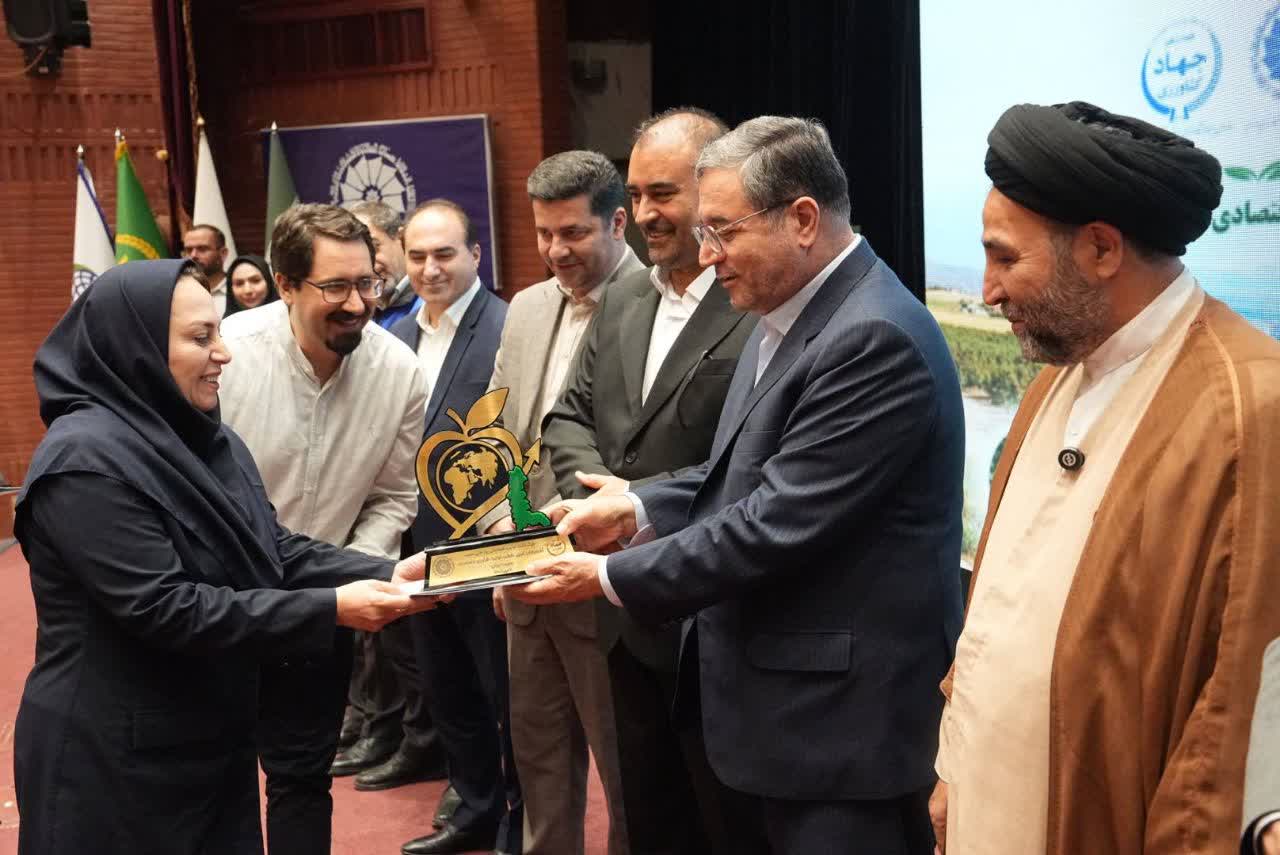 آلبوم تصویری / برگزاری نخستین همایش ملی روز سیب در ارومیه