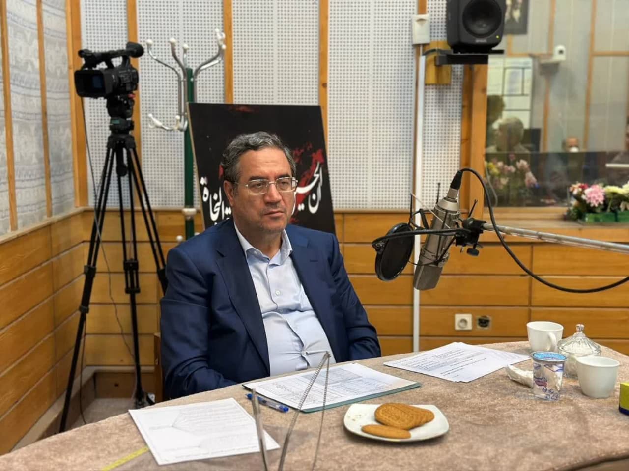 حضور استاندار آذربایجانغربی در برنامه زنده رادیویی "کندیمیز" صداوسیمای مرکز استان + تصاویر