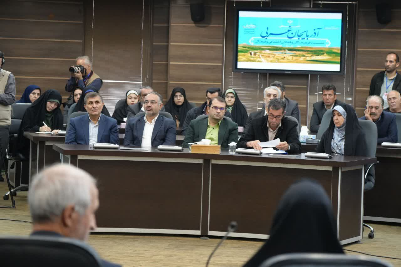 آلبوم تصویری / برگزاری نشست فرهیختگان و فعالان سیاسی، اجتماعی و فرهنگی آذربایجانغربی