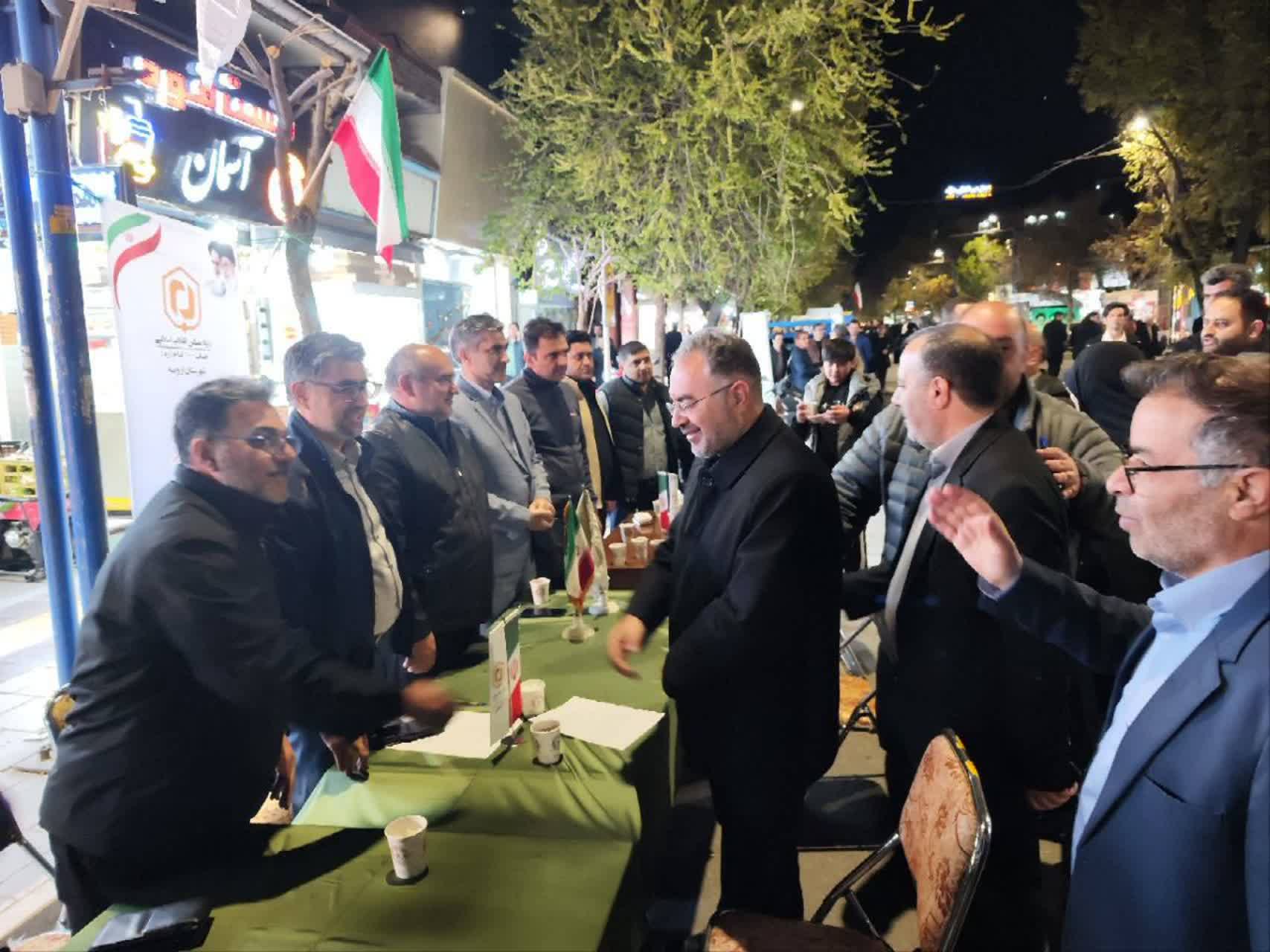 برپایی میز خدمت با حضور مدیران دستگاه های اجرایی و خدمات رسان در حاشیه تجمع مردمی + تصاویر