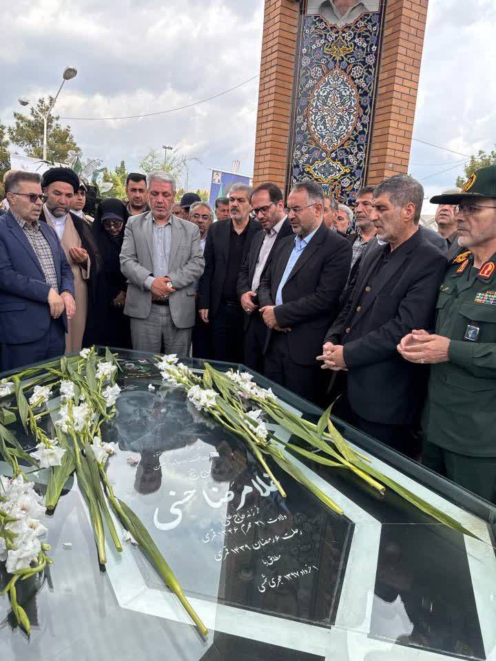 غبارروبی و عطرافشانی گلزار مطهر شهدا به مناسبت گرامیداشت سالروز آزادسازی خرمشهر و سالگرد رحلت مجاهد نستوه حجتالاسلام حسنی امام جمعه فقید ارومیه
