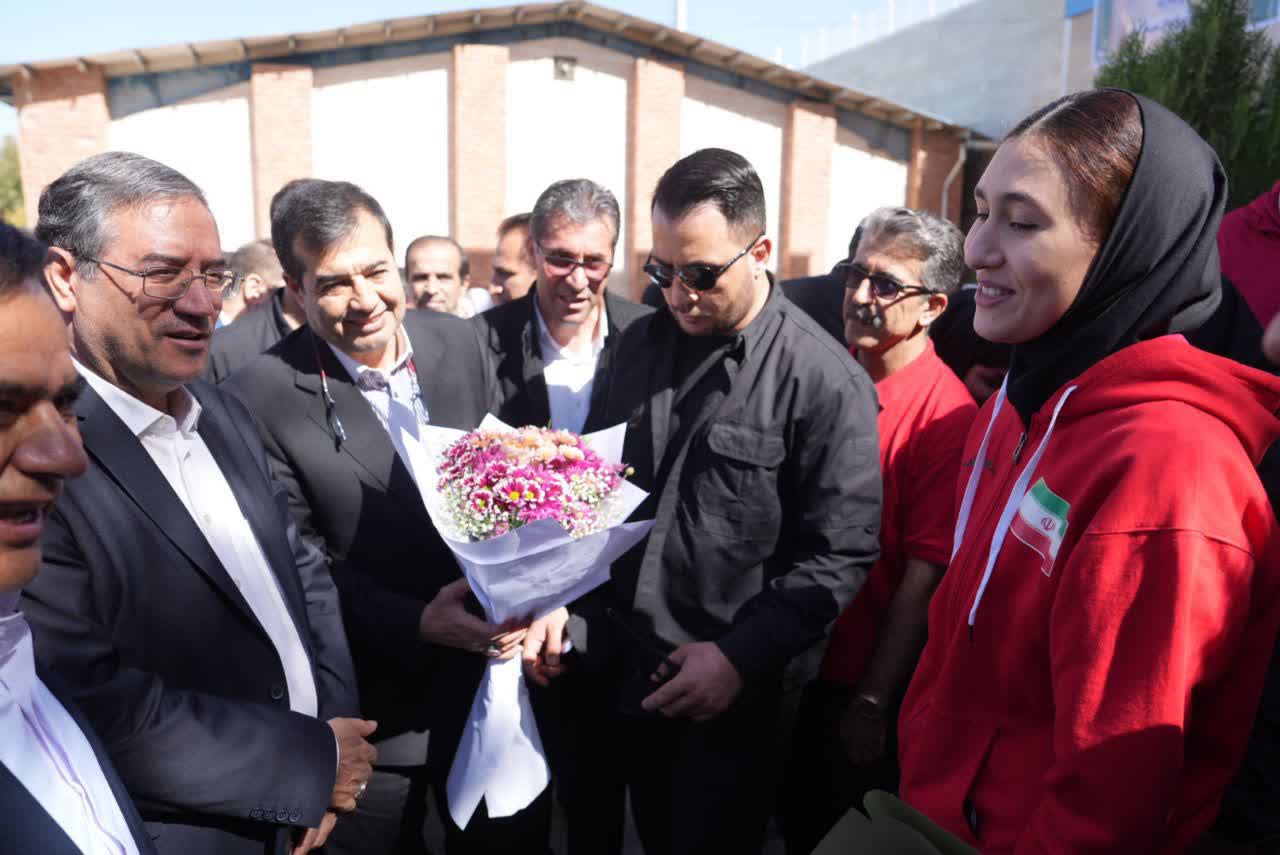 بازدید وزیر ورزش و جوانان و استاندار آذربایجانغربی از ورزشگاه آزادی مهاباد + تصاویر