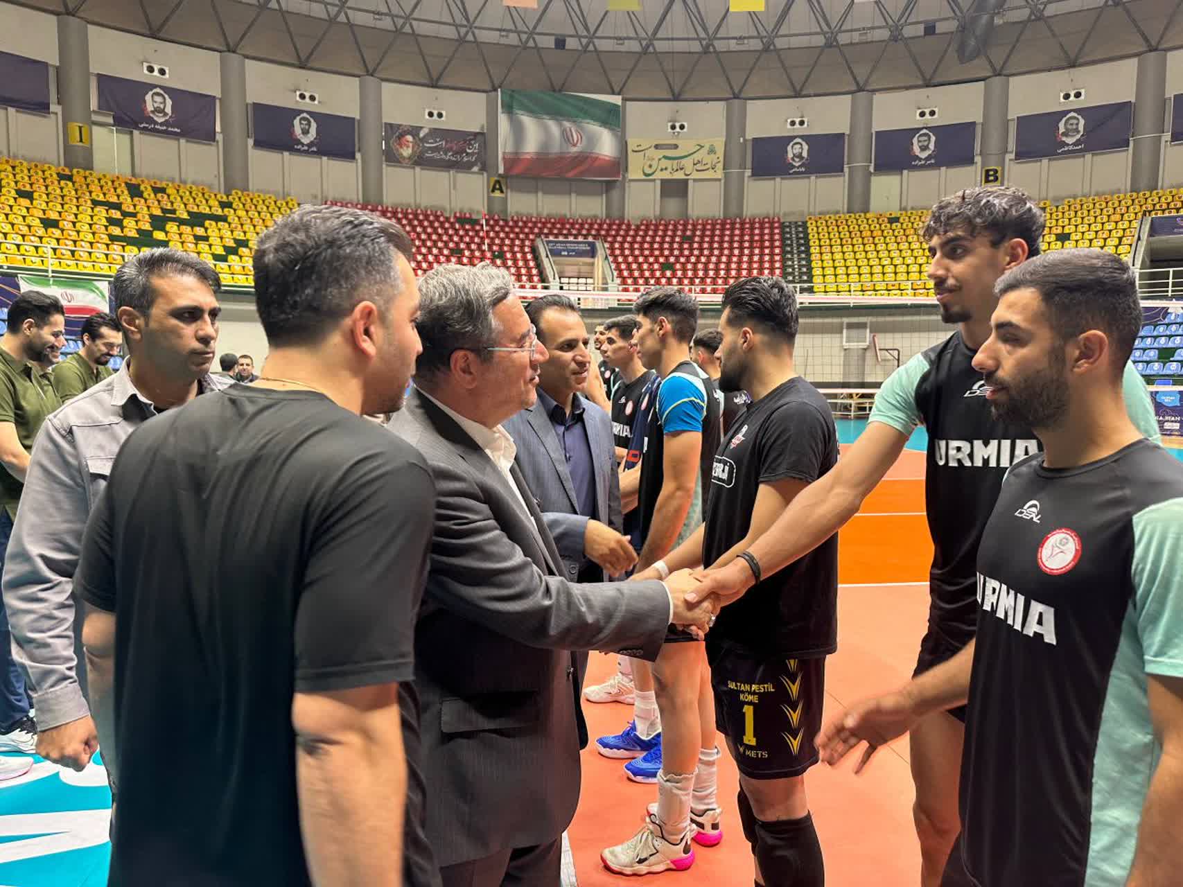 بازدید استاندار آذربایجانغربی از تمرین تیم والیبال شهرداری ارومیه + تصاویر