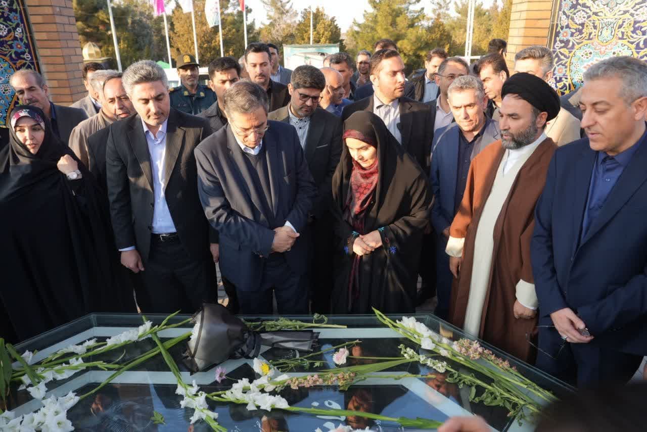 وزیر راه و شهرسازی به مقام شامخ شهدای ارومیه ادای احترام کرد + تصاویر