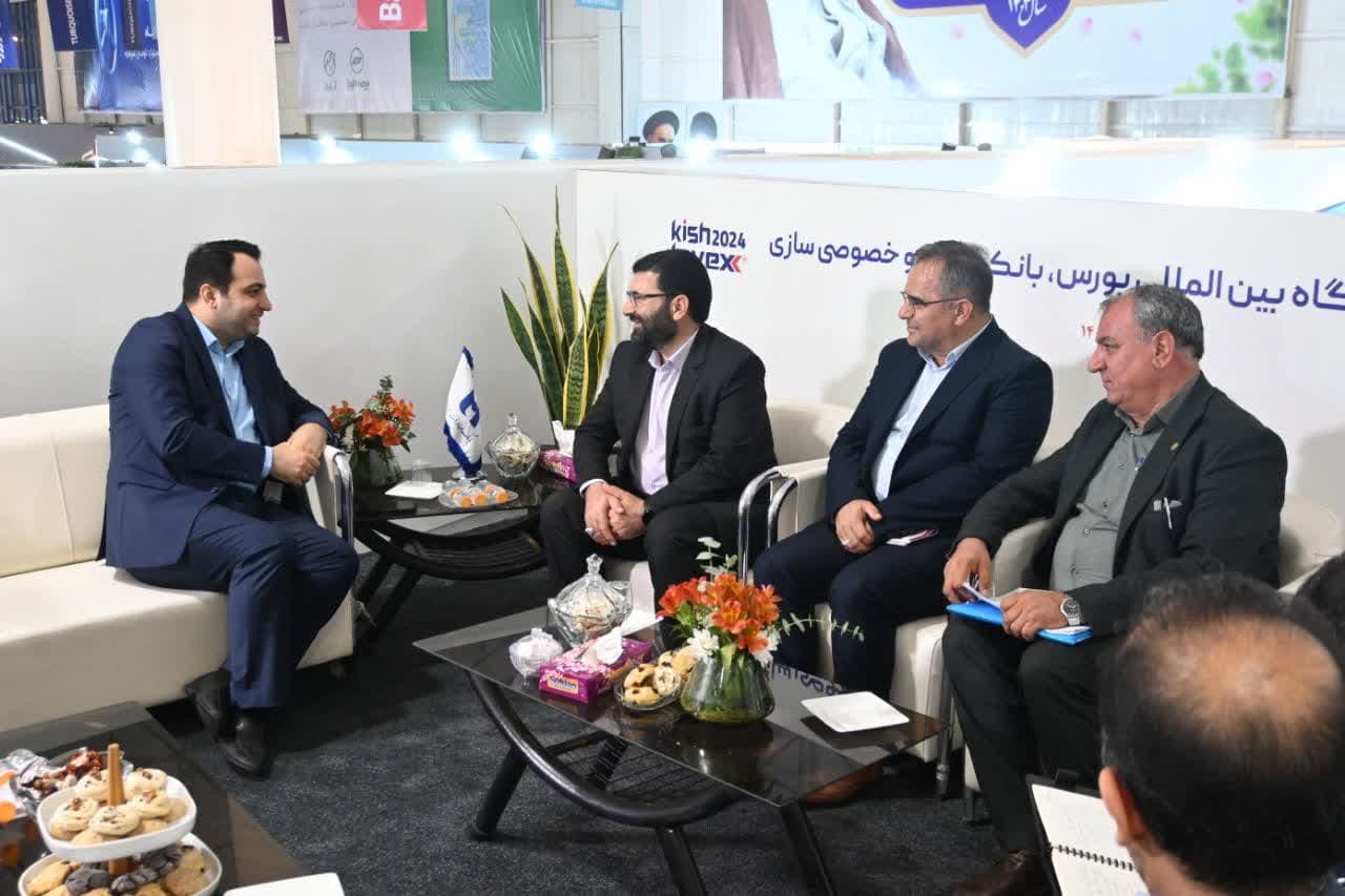 بازدید معاون هماهنگی امور اقتصادی استاندار آذربایجانغربی از نمایشگاه بورس، بانک و سرمایه گذاری کیش