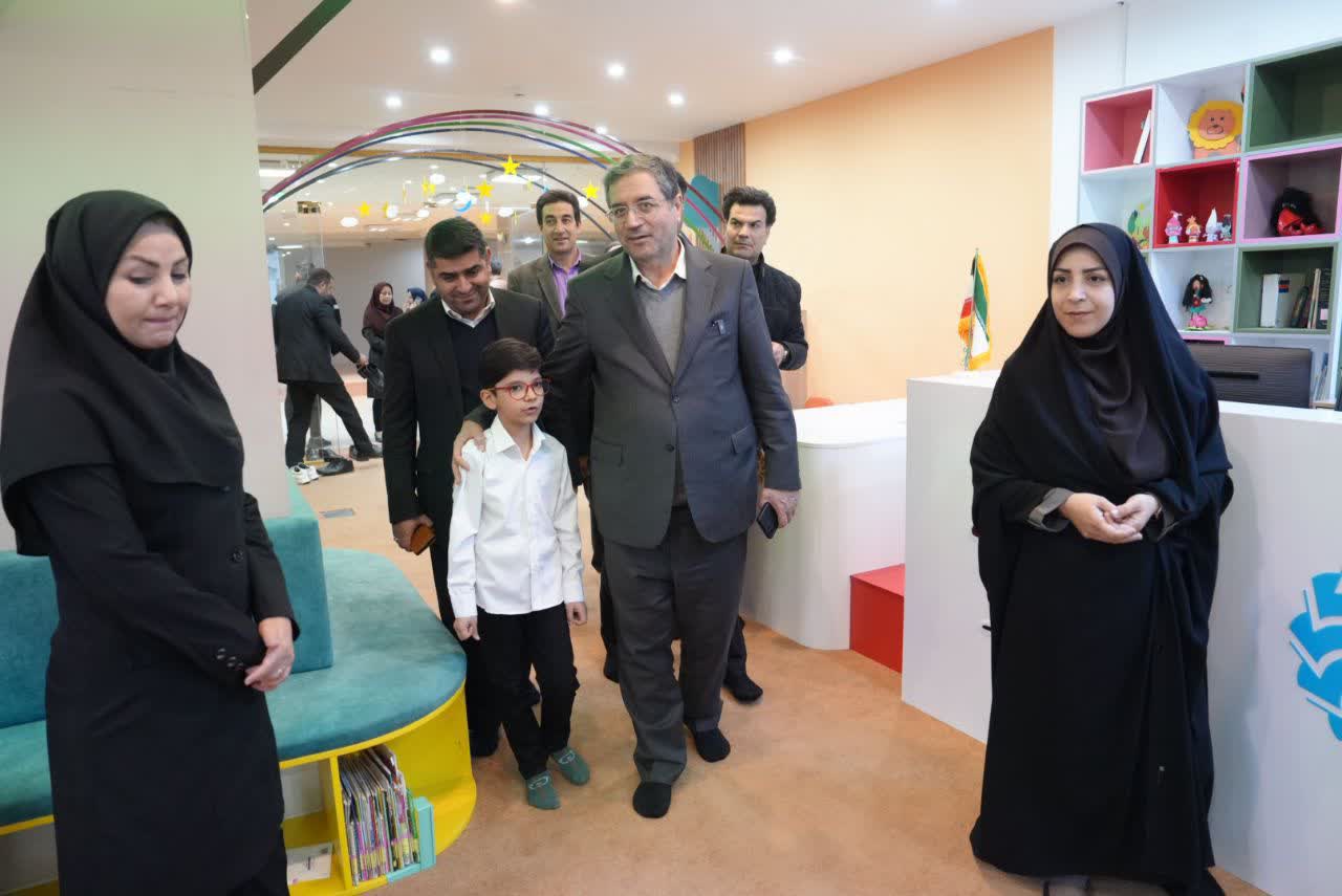 بازدید استاندار آذربایجانغربی از بخشهای مختلف کتابخانه مرکزی ارومیه + تصاویر