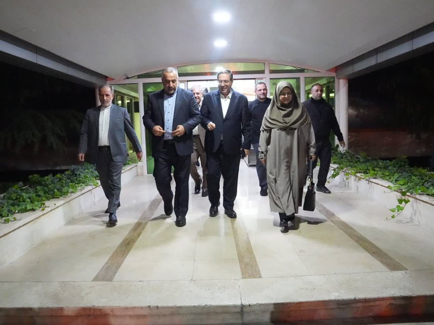 استقبال استاندار آذربایجانغربی از معاون رئیسجمهور و رئیس سازمان زندانهای کشور در فرودگاه ارومیه
