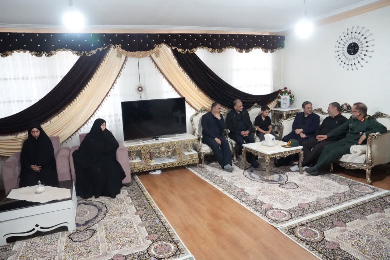 تکریم خانواده شهدای اقتدار ایران در ارومیه + تصاویر