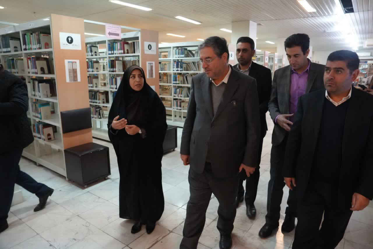 بازدید استاندار آذربایجانغربی از بخشهای مختلف کتابخانه مرکزی ارومیه + تصاویر