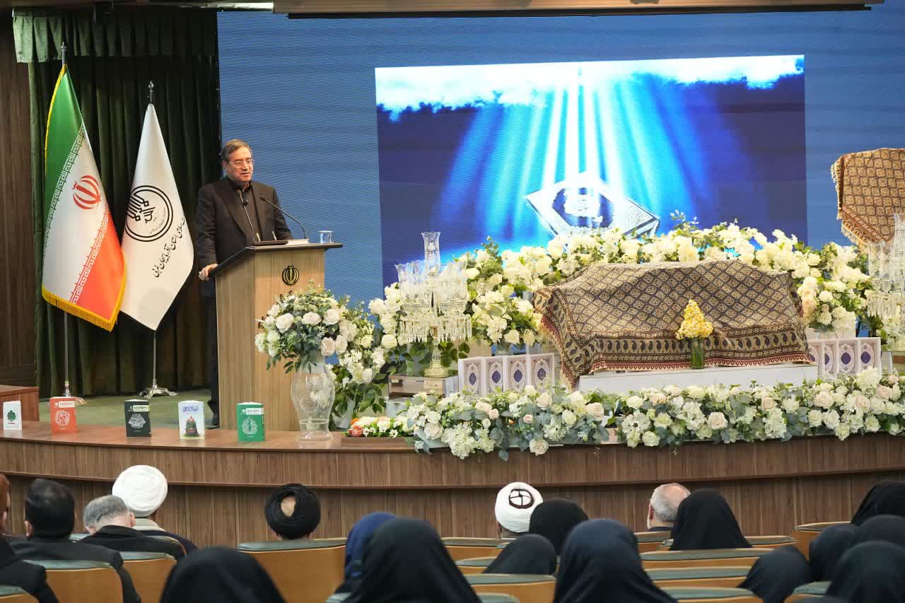 برگزاری آیین تبیین طرح زندگی با آیهها و رونمایی از 10 هزار جلد قرآن کریم در ارومیه + تصاویر