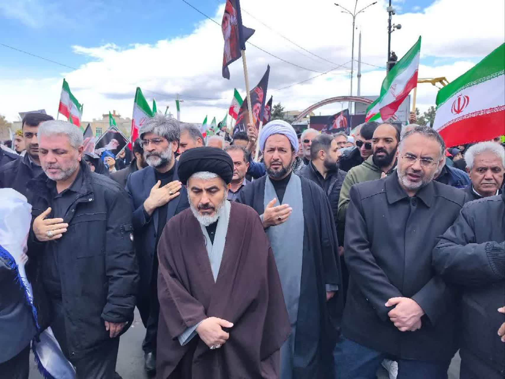 برگزاری آیین تشییع پیکر پاک و مطهر دو شهید با حضور گسترده مردم در ارومیه