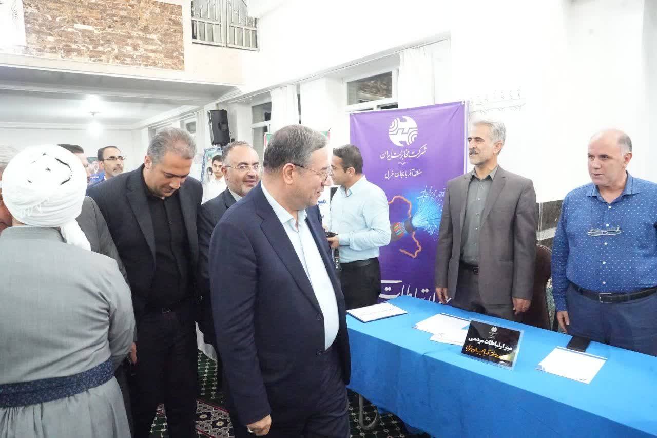 استاندار آذربایجانغربی پای صحبتهای اهالی شهرک شاهد ارومیه نشست + تصاویر