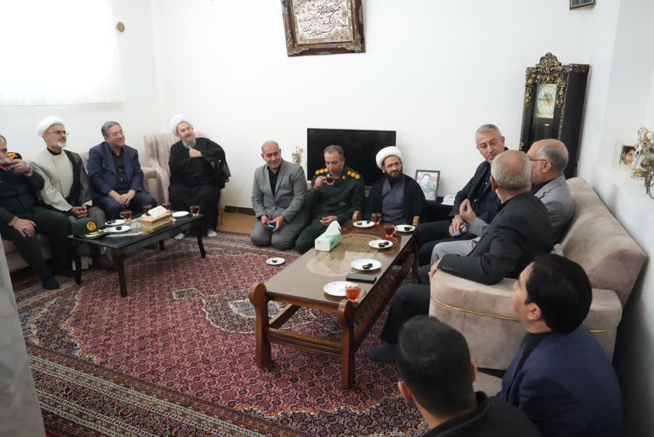 دیدار استاندار آذربایجانغربی با خانواده معزز شهید مصطفی خدایی + تصاویر