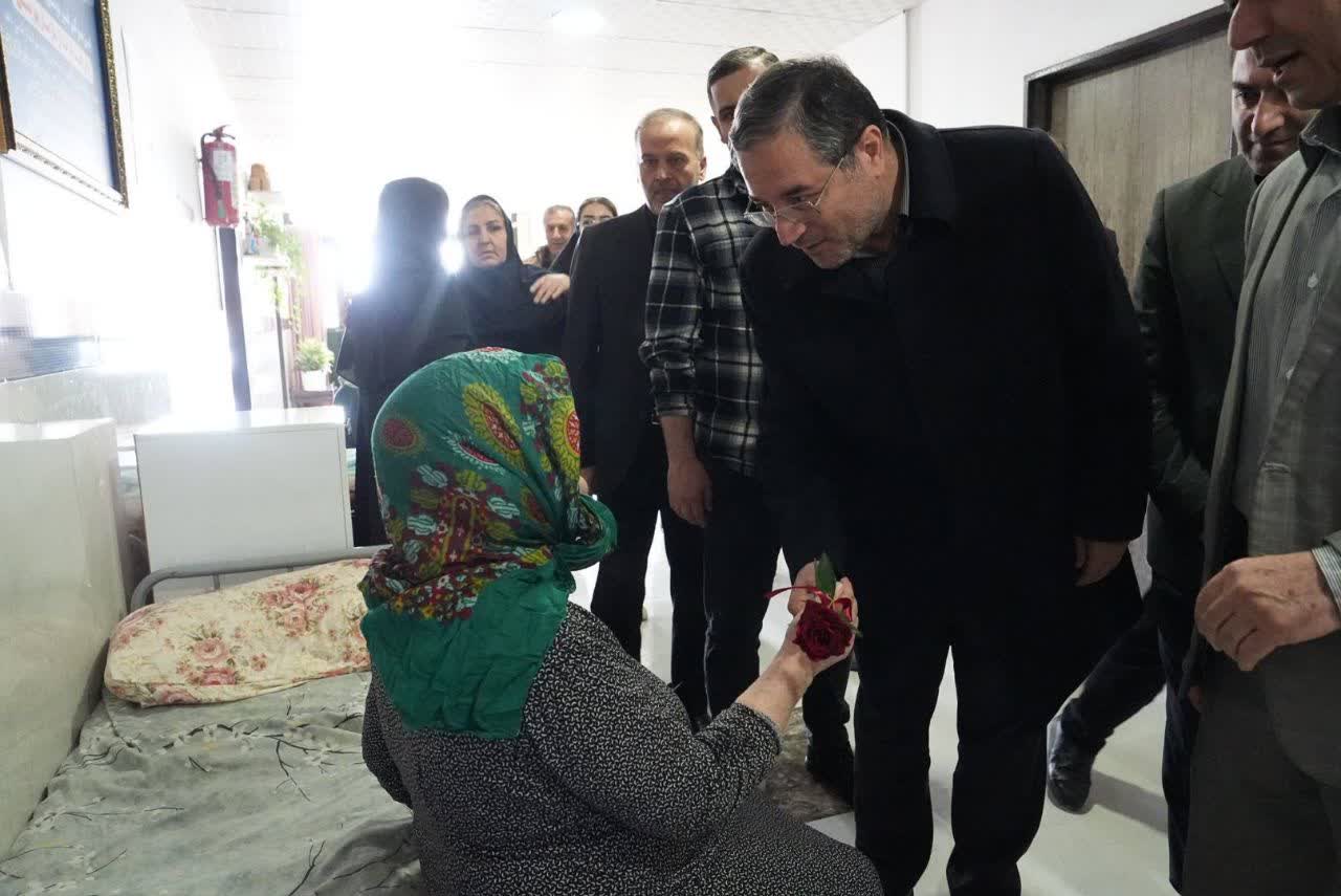 دیدار استاندار آذربایجان‌غربی با مادران سالمند در شهرستان نقده + تصاویر