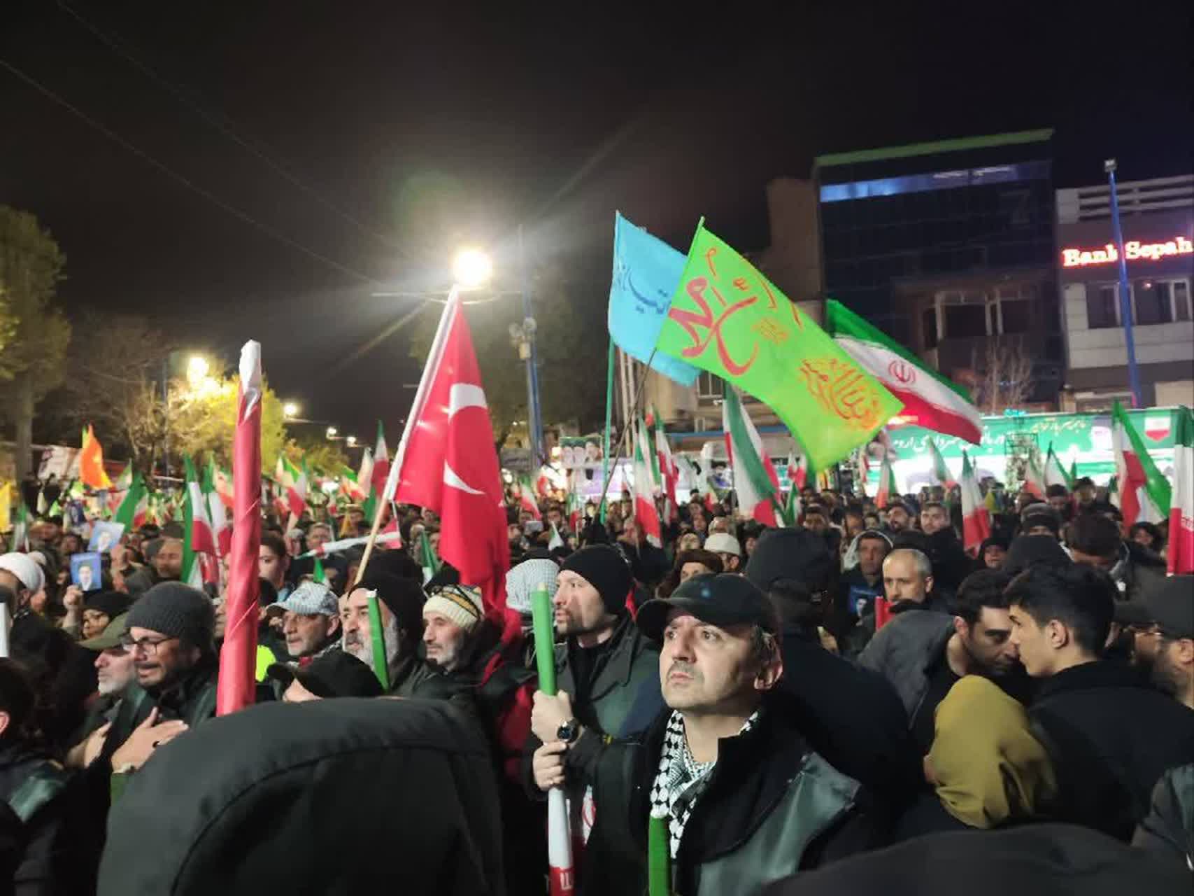 تداوم تجمع شبانه مردم ارومیه؛ سنگر خیابان در قراری دیگر همچنان پرشور و گسترده