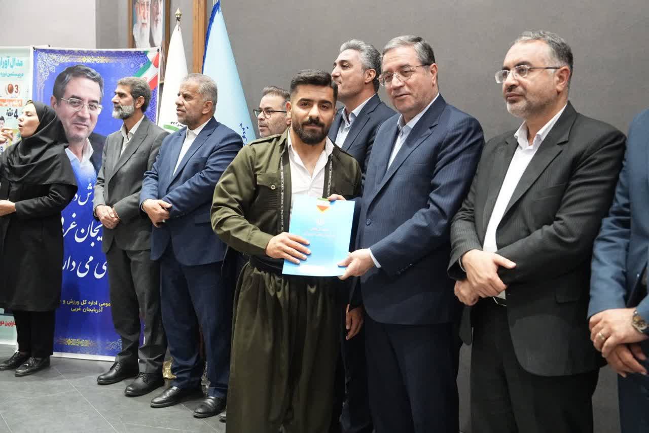 آلبوم تصویری / تجلیل از قهرمانان و ورزشکاران ناشنوای آذربایجان‌غربی