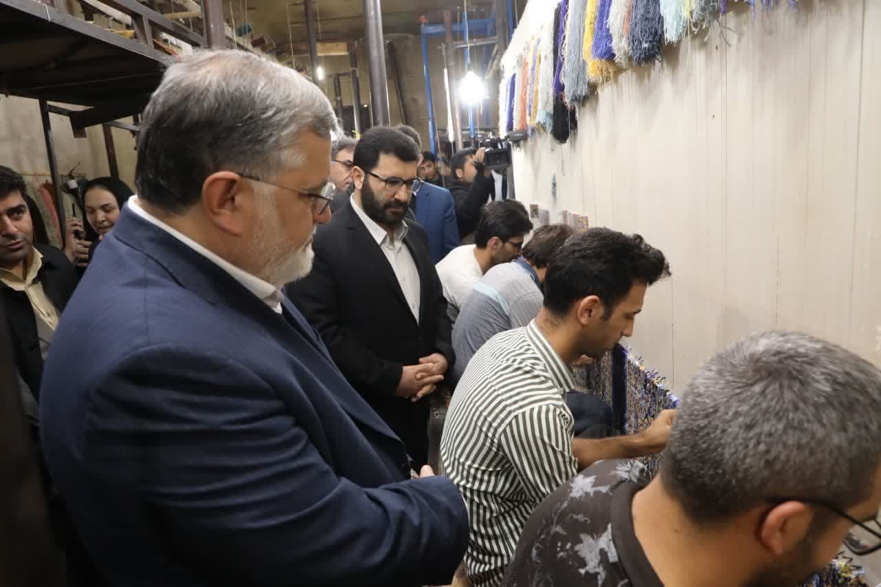 بازدید استاندار آذربایجان غربی از کارگاه تولیدی فرش دستبافت در ارومیه + تصاویر