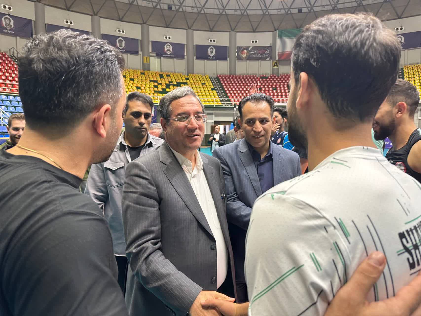 بازدید استاندار آذربایجانغربی از تمرین تیم والیبال شهرداری ارومیه + تصاویر