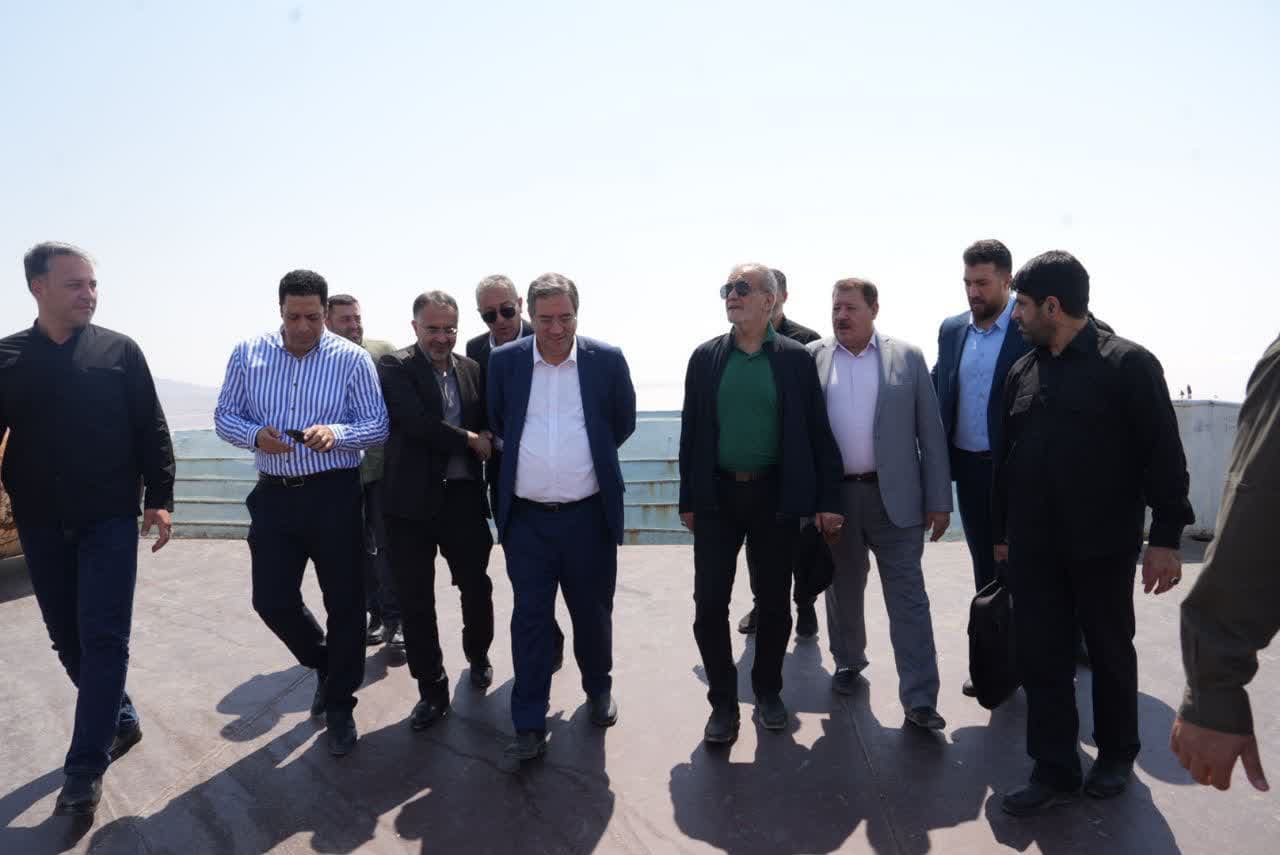 بازدید رئیسجمهور از دریاچه ارومیه + تصاویر