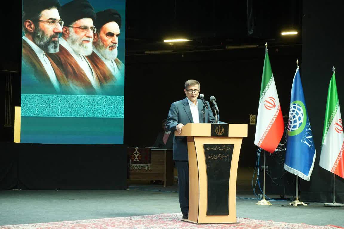 آلبوم تصویری / تجلیل از خدمتگزاران منتخب در جلسه شورای اداری آذربایجانغربی