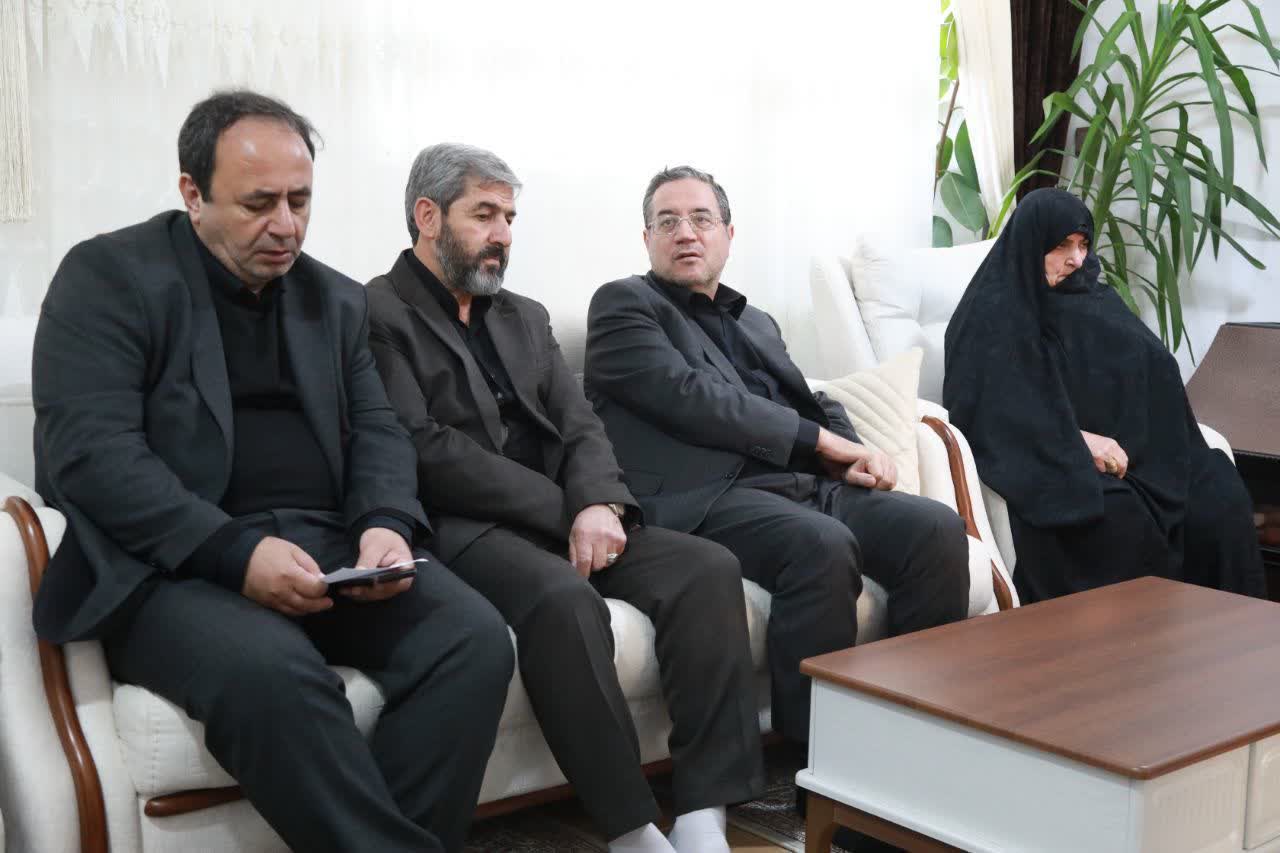دیدار استاندار آذربایجان‌غربی با خانواده شهیدان علیپور و عبادی در ارومیه + تصاویر