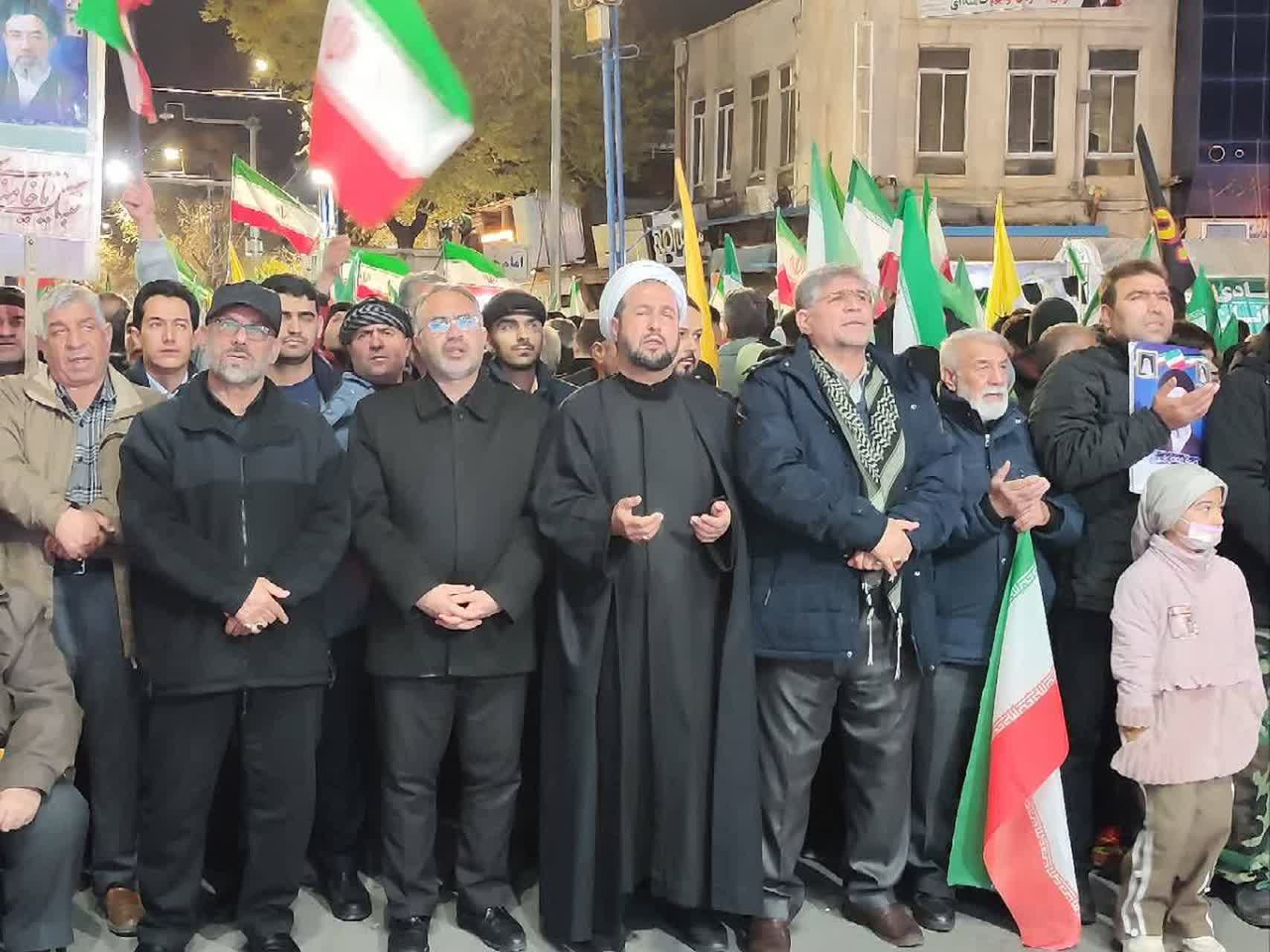 تداوم اجتماع شبانه مردم ارومیه؛ خیابان و میدان دو محور ایستادگی در شبهای تاریخی + تصاویر