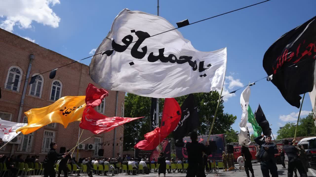 اهتزاز پرچم حسینی در ارومیه همزمان با آغاز ماه محرم + تصاویر