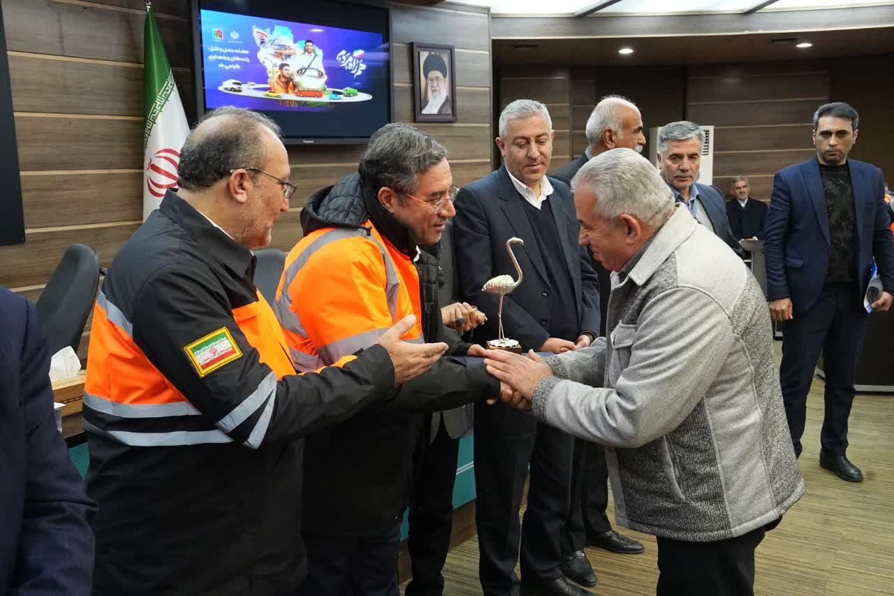 برگزاری نشست صمیمی استاندار آذربایجانغربی با فعالان حملونقل جادهای + تصاویر