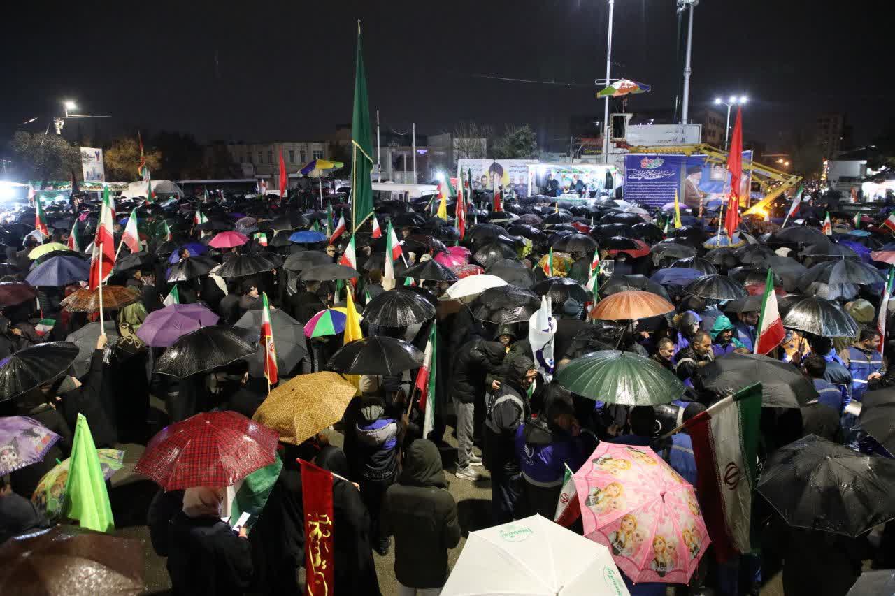 تجمع شبانه مردم ارومیه در ششمین روز از سال جدید زیر بارش باران + تصاویر