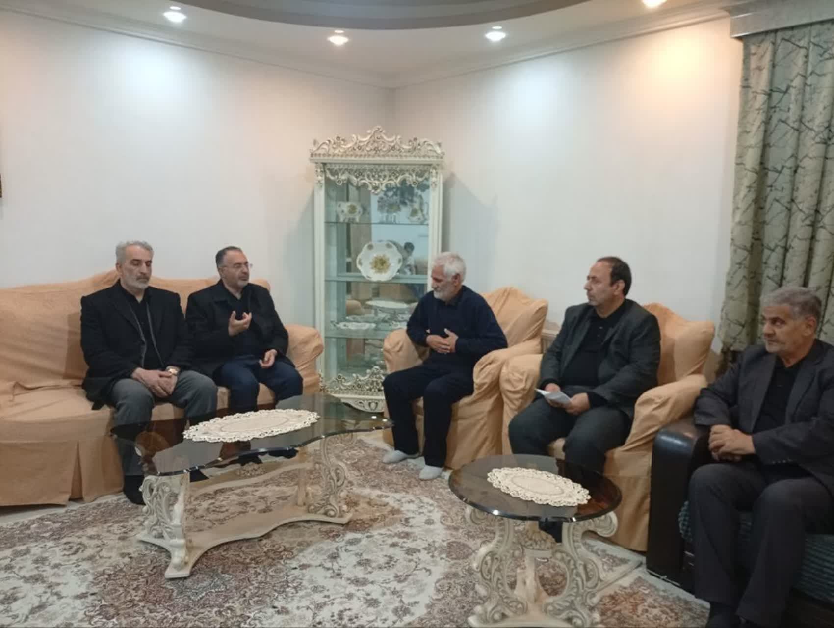 دیدار معاون سیاسی و اجتماعی استاندار آذربایجان‌غربی با دو خانواده شهید جنگ رمضان