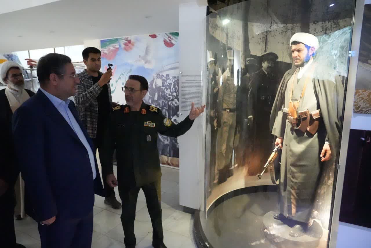 بازدید استاندار آذربایجانغربی از اداره کل و موزه حفظ آثار و نشر ارزشهای دفاع مقدس استان + تصاویر