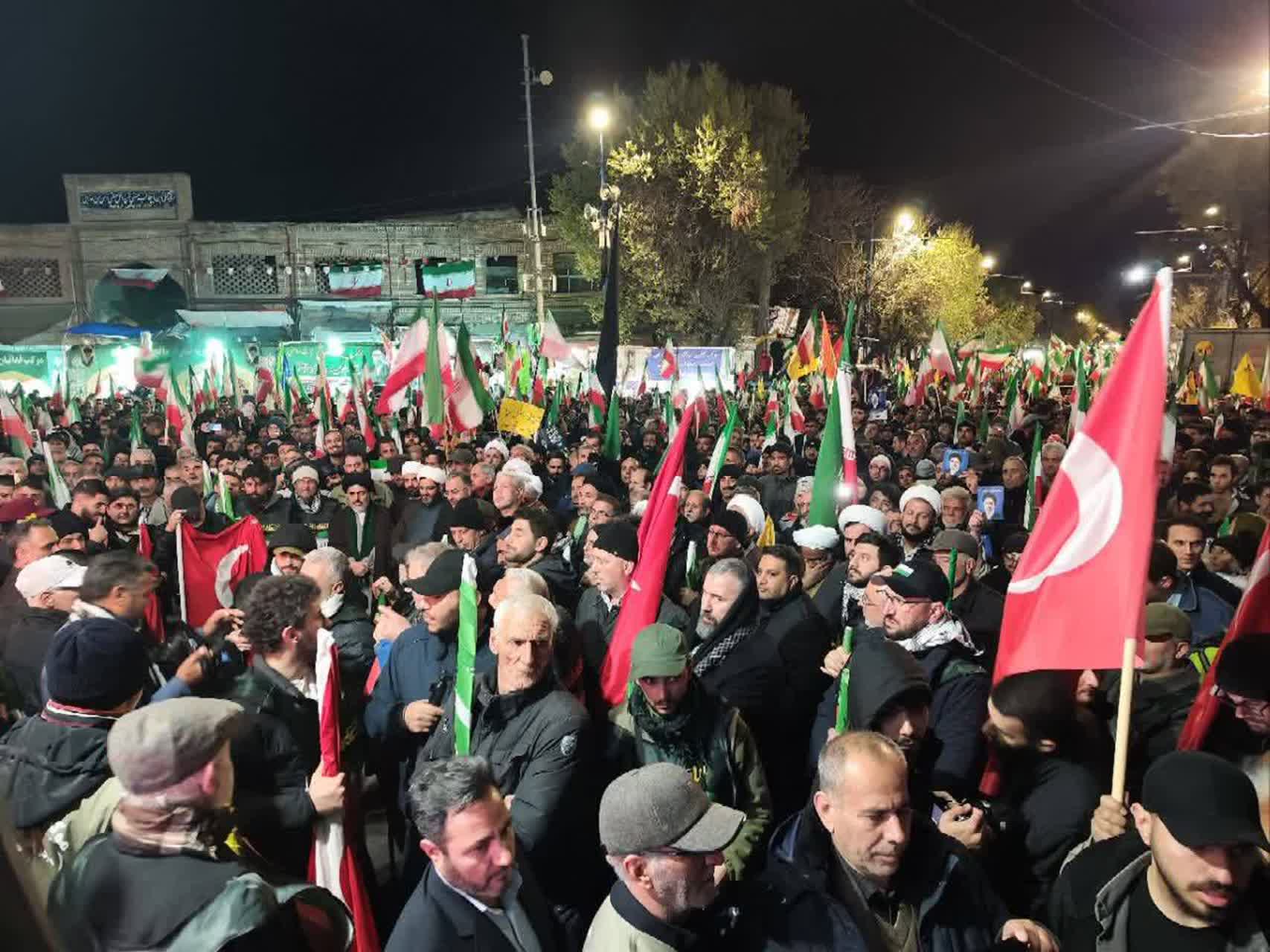 تداوم تجمع شبانه مردم ارومیه؛ سنگر خیابان در قراری دیگر همچنان پرشور و گسترده