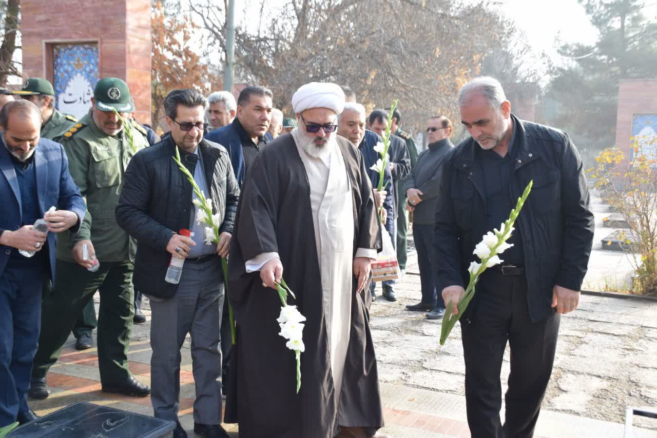 عطرافشانی و گلباران گلزار شهدای میاندوآب + تصاویر