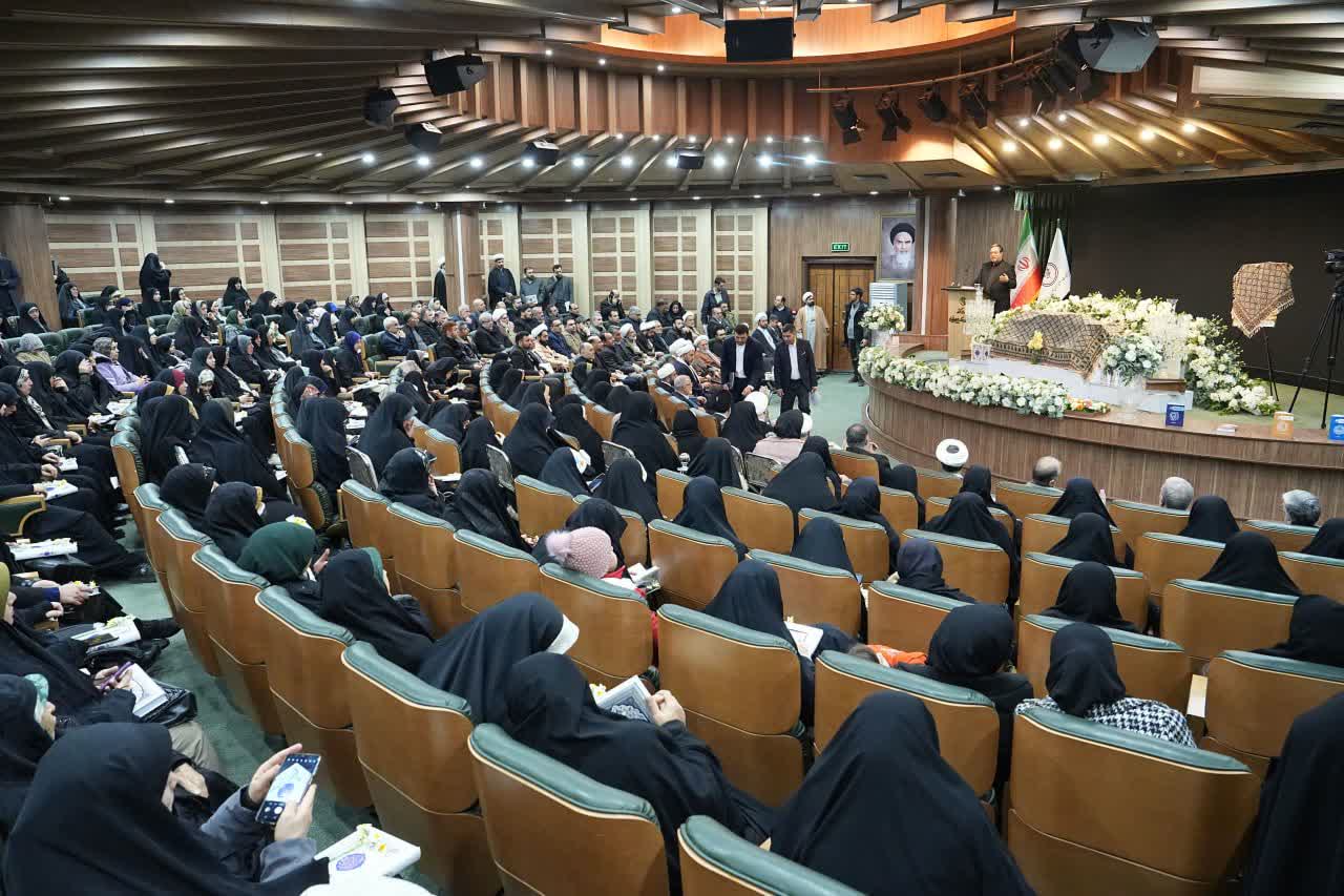 برگزاری آیین تبیین طرح زندگی با آیهها و رونمایی از 10 هزار جلد قرآن کریم در ارومیه + تصاویر