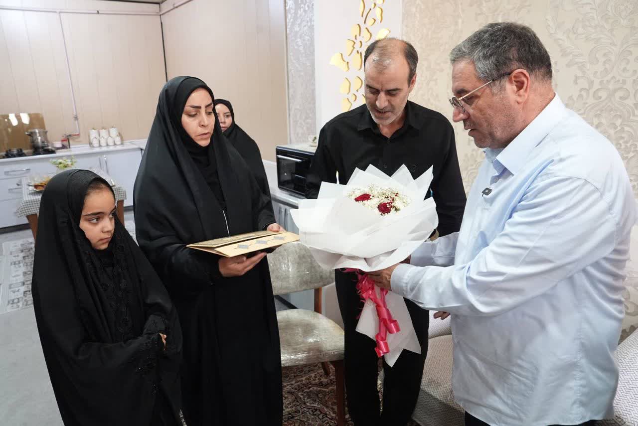 دیدار استاندار آذربایجانغربی با خانواده شهید نوروزی + تصاویر