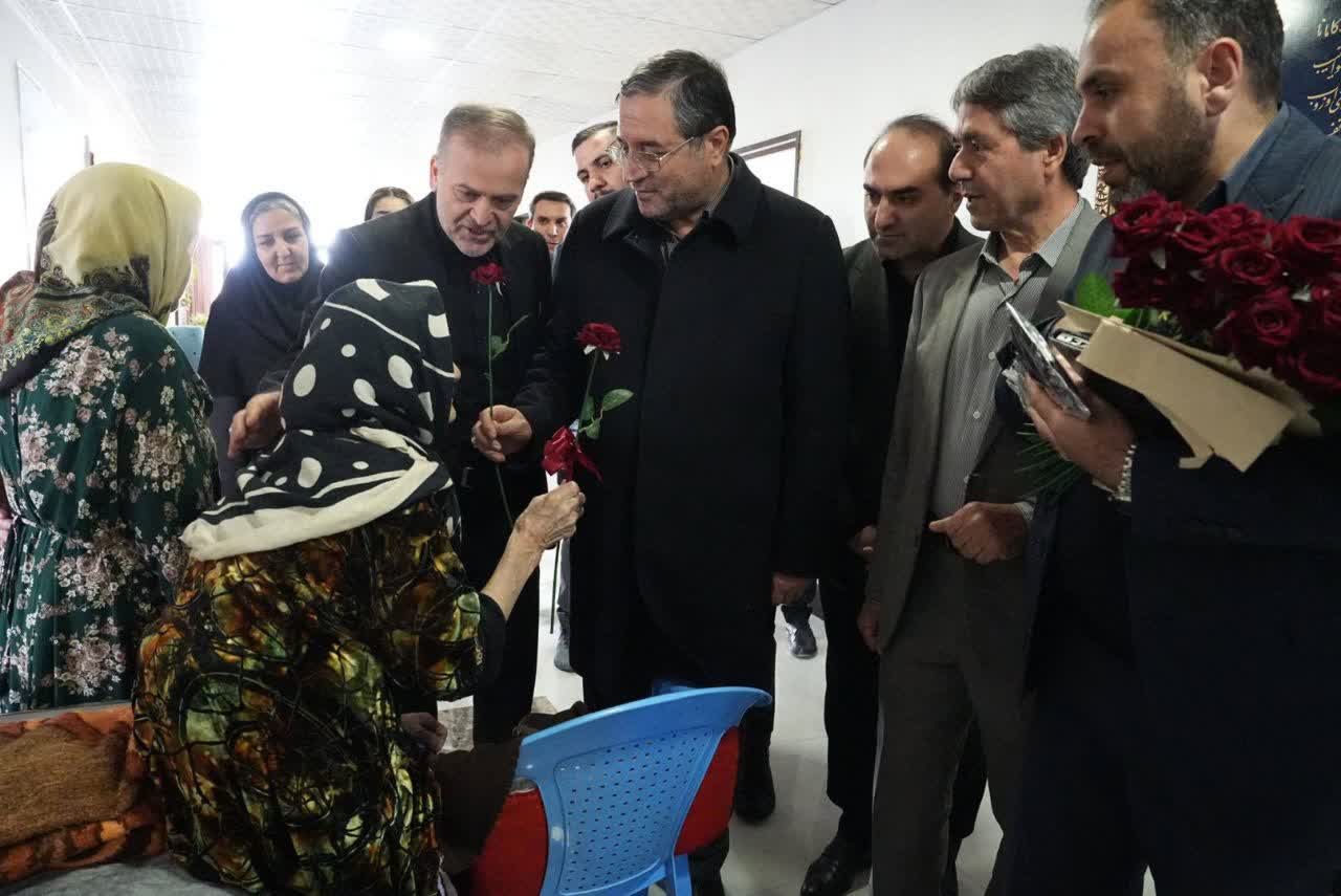 دیدار استاندار آذربایجان‌غربی با مادران سالمند در شهرستان نقده + تصاویر