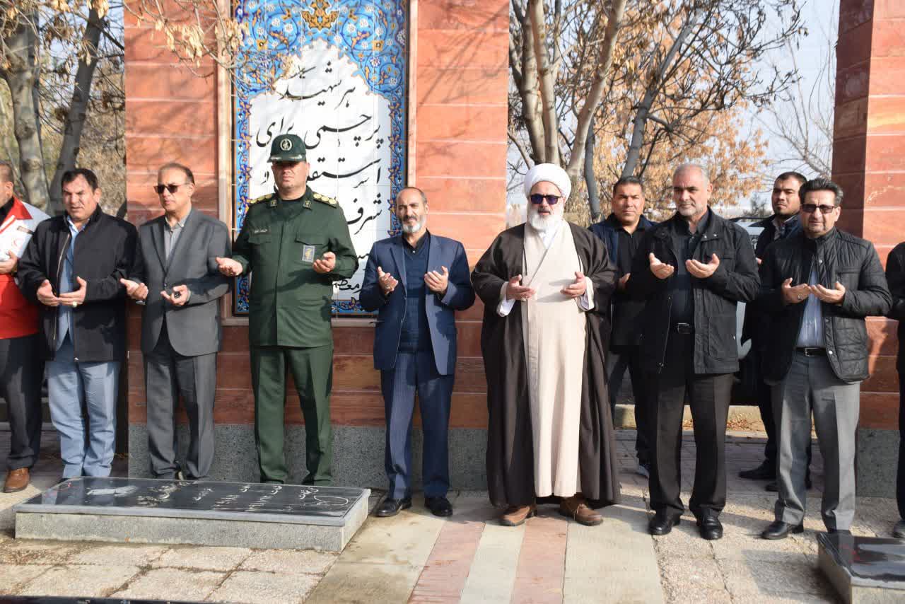 عطرافشانی و گلباران گلزار شهدای میاندوآب + تصاویر