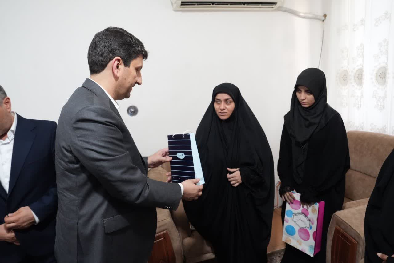 دیدار وزیر ارتباطات و فناوری اطلاعات با خانواده شهید سردار نارنجی + تصاویر