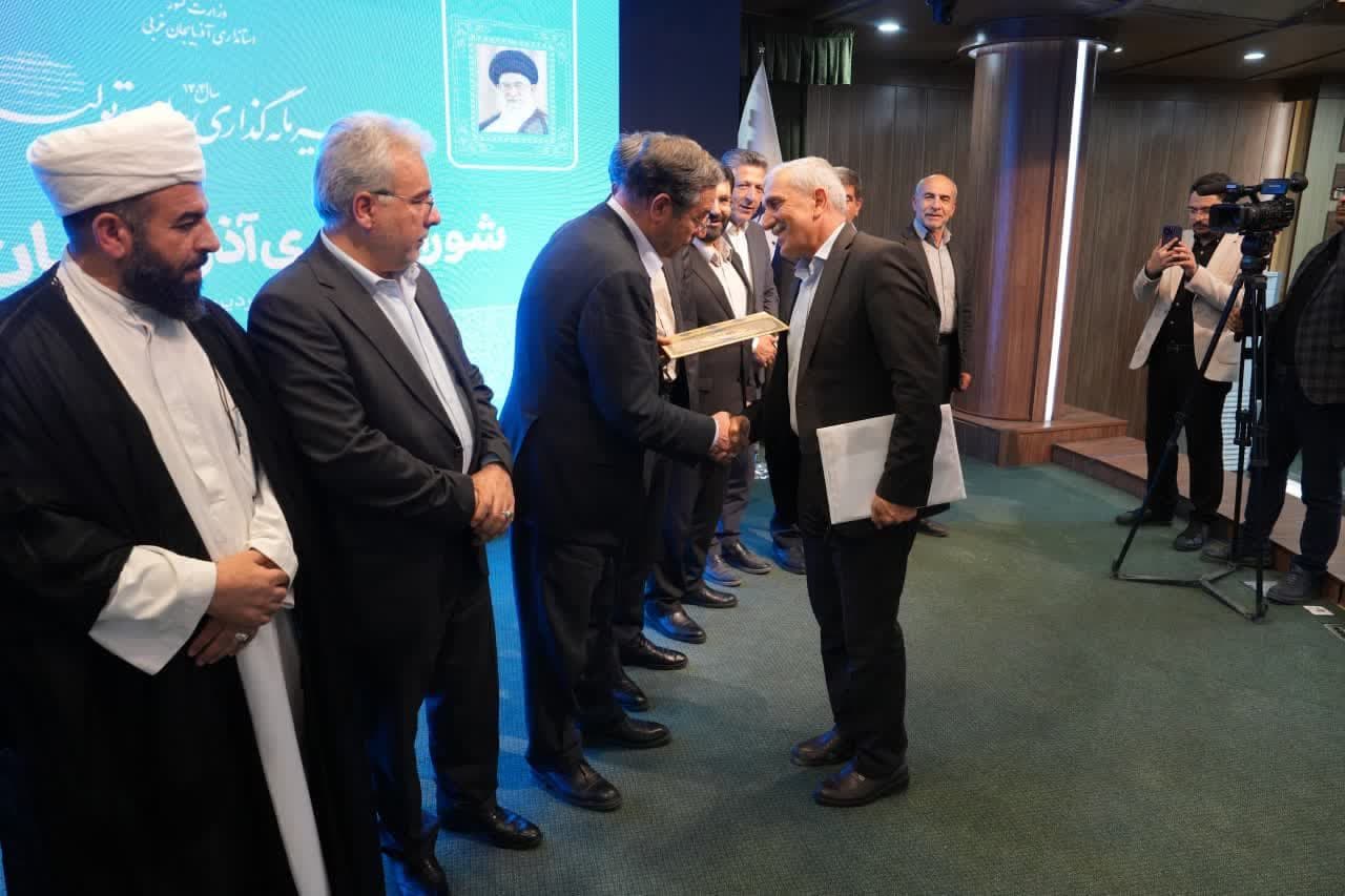 تجلیل از خانواده شهدا و فعالین اقتصادی در شورای اداری استان / تقدیر معاون رئیس جمهور و رئیس بنیاد شهید و امور ایثارگران از استاندار آذربایجانغربی