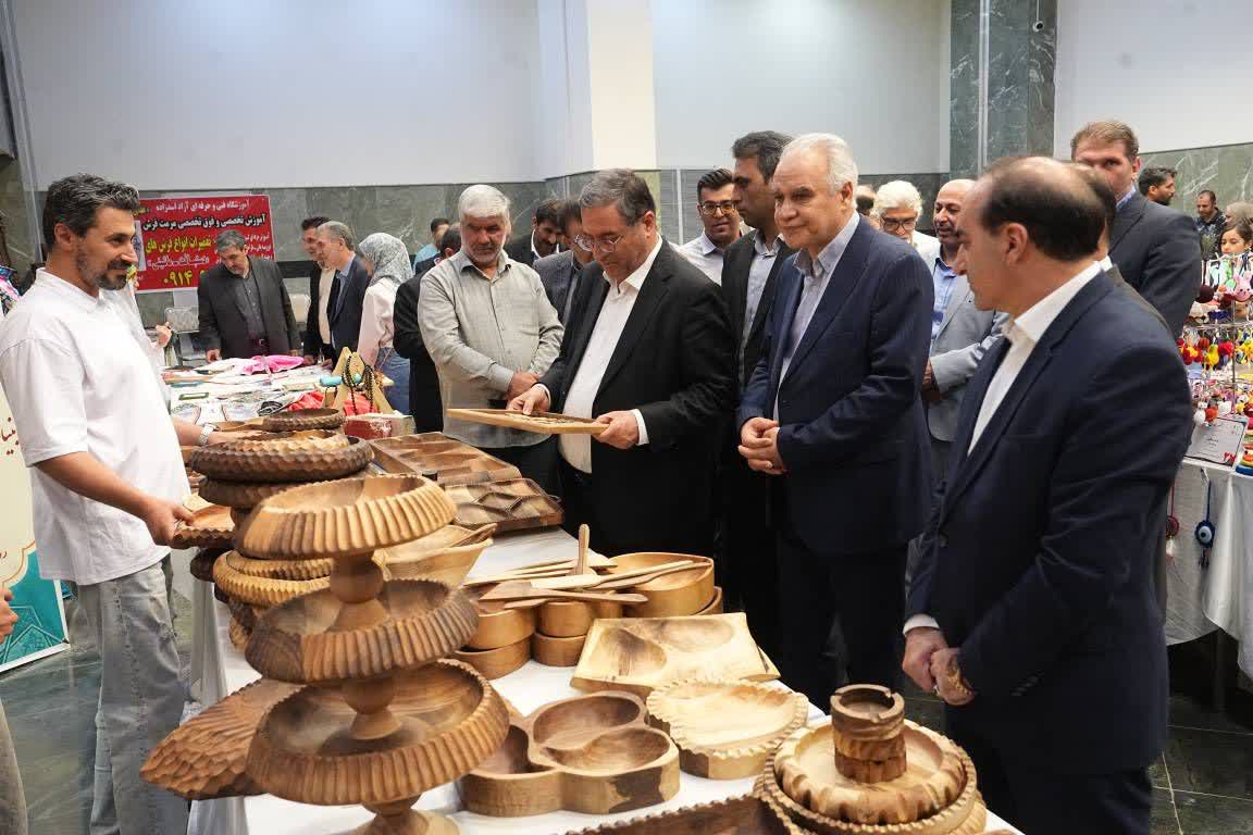 بازدید استاندار آذربایجان‌غربی از نمایشگاه صنایع‌دستی ارومیه + تصاویر