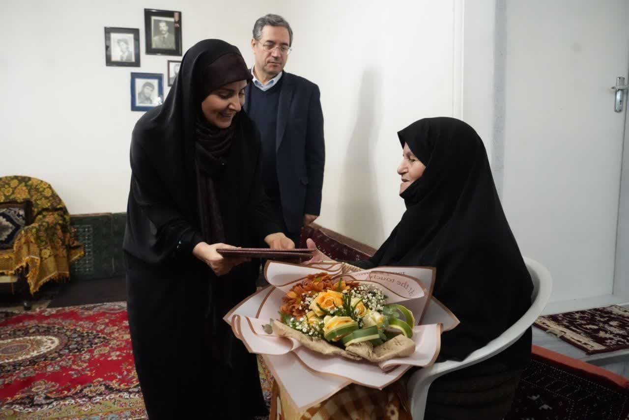 دیدار وزیر راه و شهرسازی با خانواده شهیدان رستمی و میرزایی + تصاویر