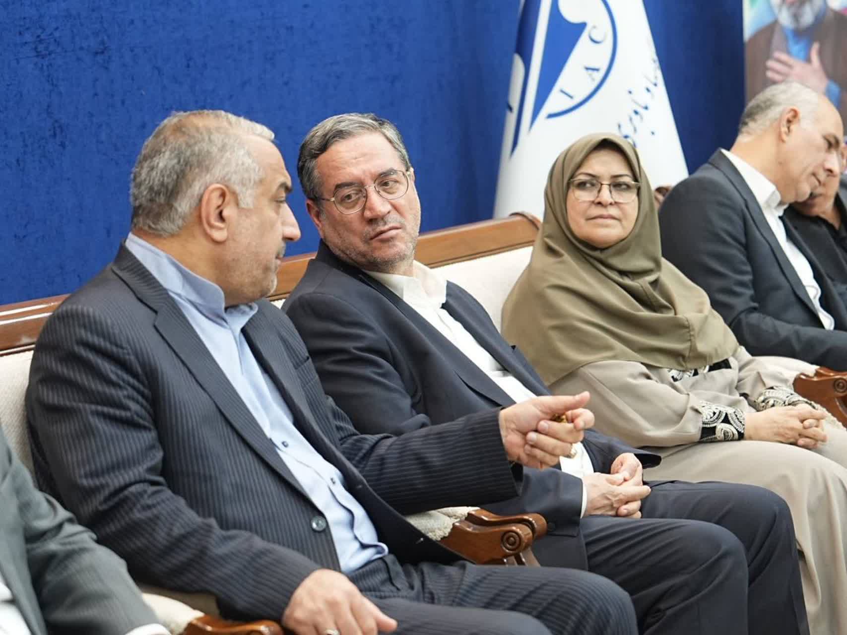 استقبال استاندار آذربایجانغربی از معاون رئیسجمهور و رئیس سازمان زندانهای کشور در فرودگاه ارومیه