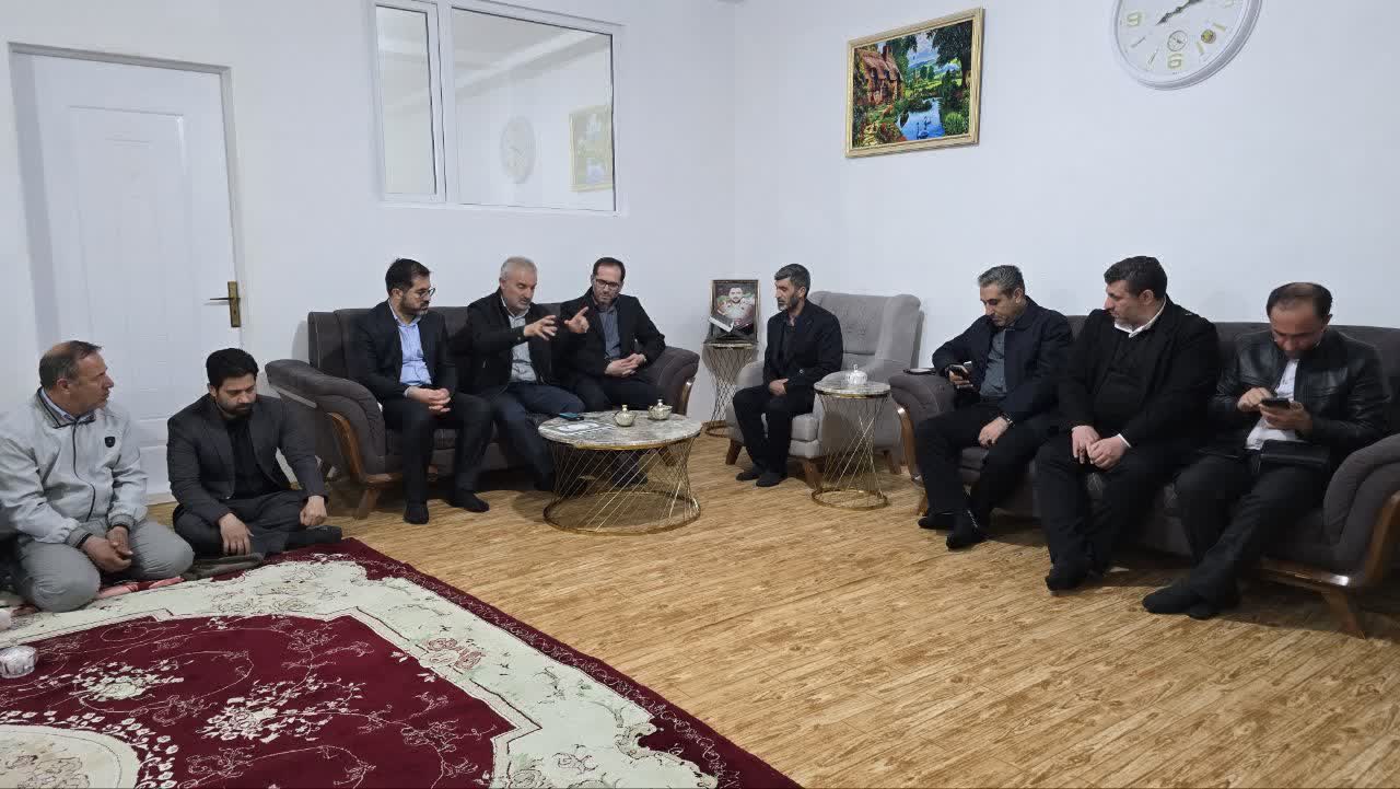 دیدار معاون استاندار آذربایجان‌غربی با خانواده‌های معزز شهدای جنگ رمضان در ماکو + تصاویر