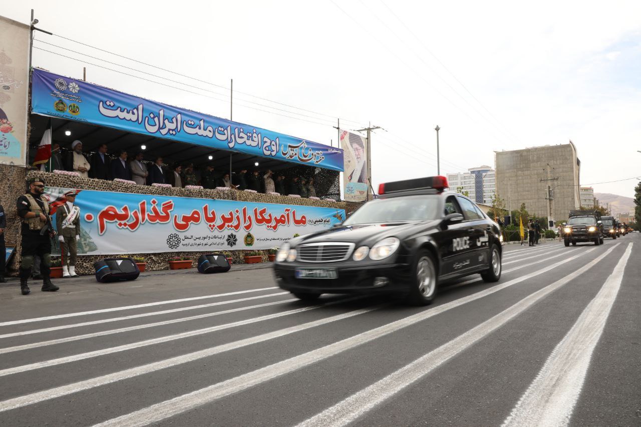 آلبوم تصویری / حضور استاندار آذربایجانغربی در مراسم رژه نیروهای مسلح استان در آغازین روز هفته دفاع مقدس
