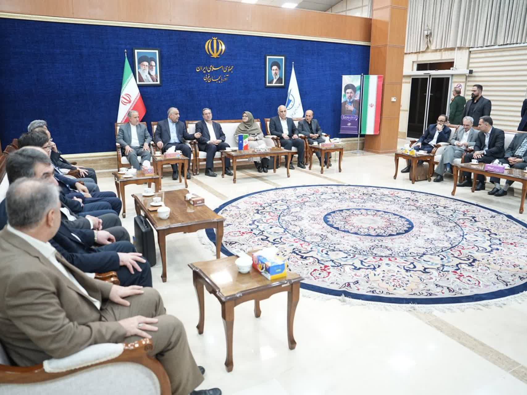 استقبال استاندار آذربایجانغربی از معاون رئیسجمهور و رئیس سازمان زندانهای کشور در فرودگاه ارومیه