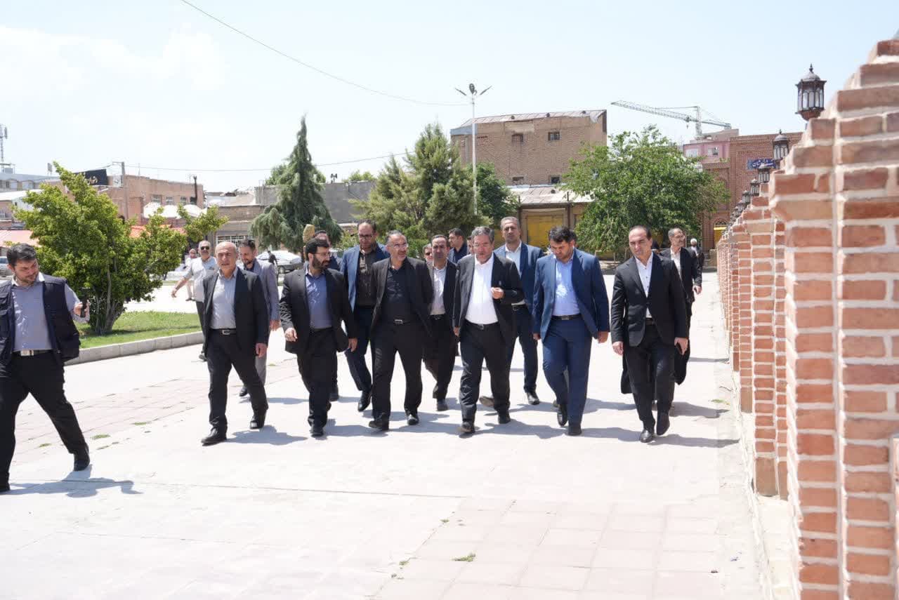 اقامه نماز ظهر و بازدید استاندار آذربایجانغربی از مسجد جامع ارومیه + تصاویر