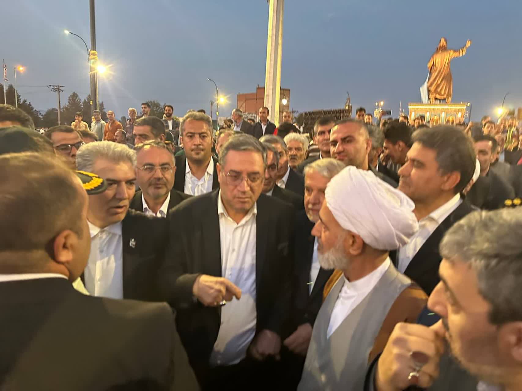 رونمایی از تندیس شمس تبریزی در خوی + تصاویر